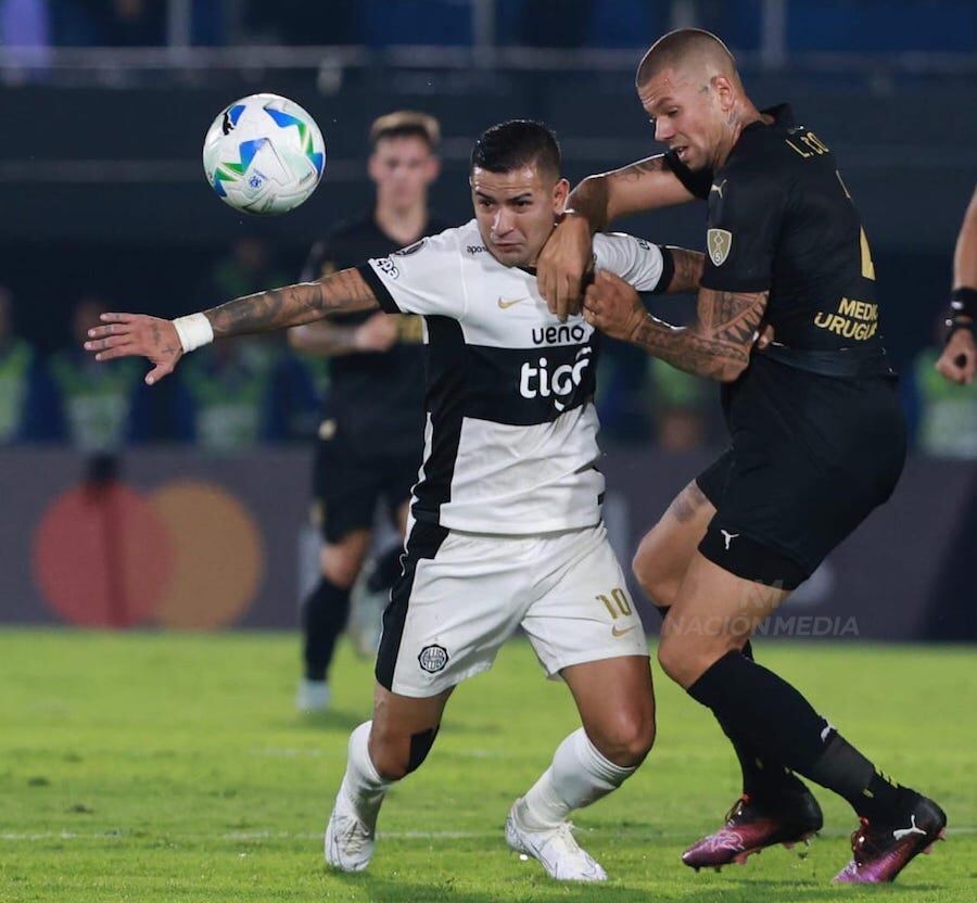 En acción Derlis González durante el partido frente al uruguayo Peñarol.FOTO: JORGE JARA