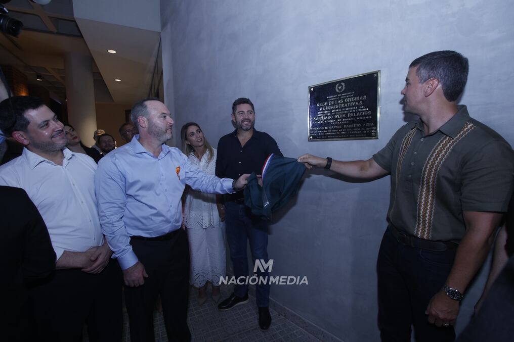 Acto protocolar de descubrimiento de la placa, con participación del presidente Santiago Peña, el vicepresidente Pedro Alliana, el ministro De barros y el titular de Diputados, Raúl Latorre. Foto: Eduardo Velázquez