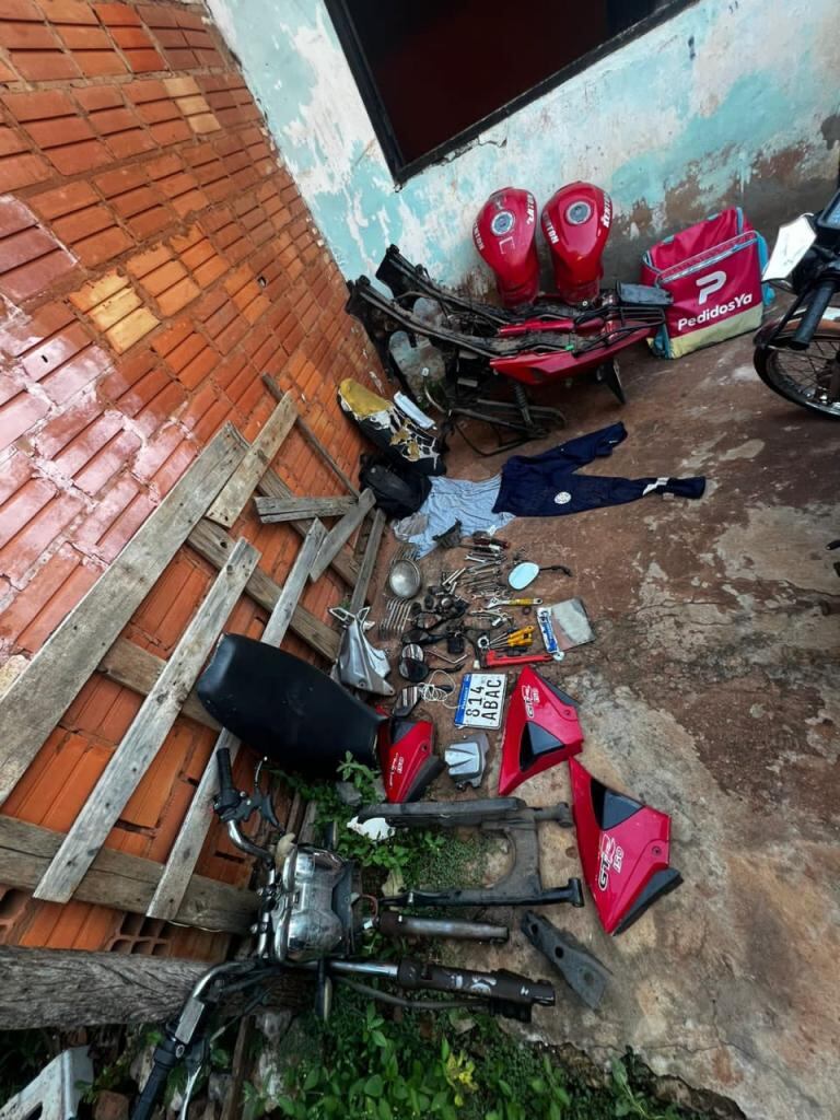 Tres personas fueron detenidas en un procedimiento policial donde los intervinientes incautaron partes de una motocicleta que fue robada en Capiatá. Foto: Archivo