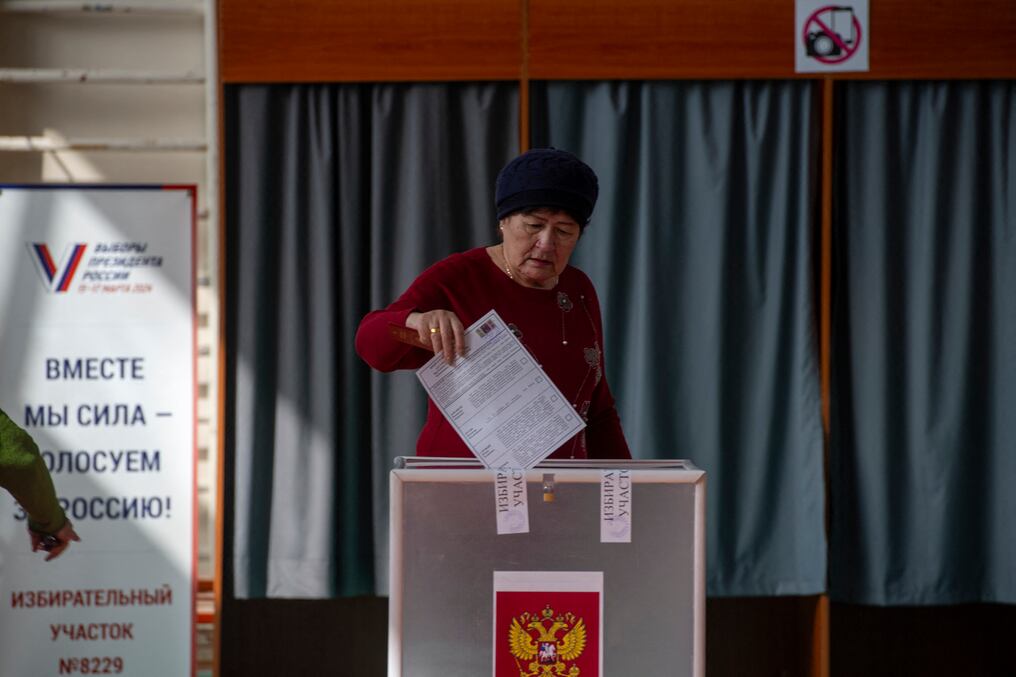 Una mujer emite su voto en las elecciones presidenciales rusas en Ulaanbaatar, la capital de Mongolia, el 17 de marzo de 2024. Foto: Byambasuren Byamba-Ochir/AFP