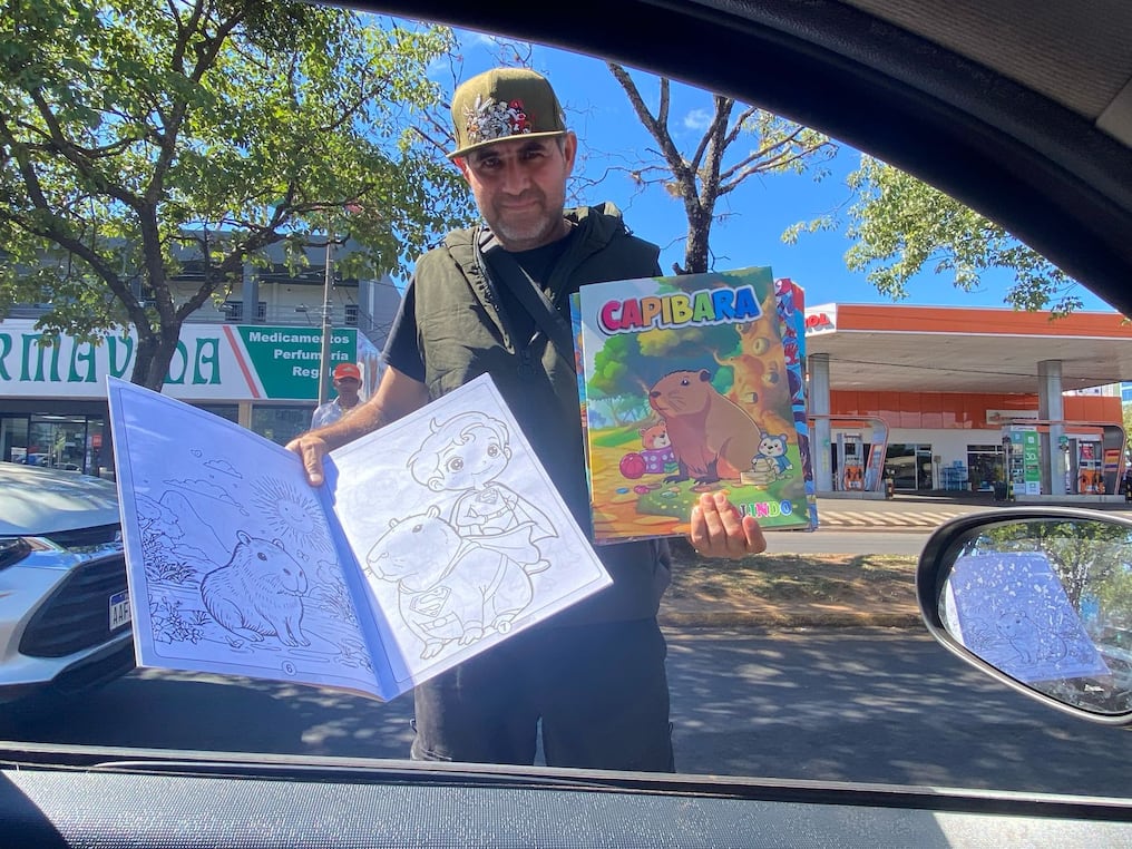 El hombre vende libros en el semáforo de ruta PY 01 en Encarnación entre la avenida Caballero y avenida Rodríguez de Francia. Foto: Rocío Gómez/NM