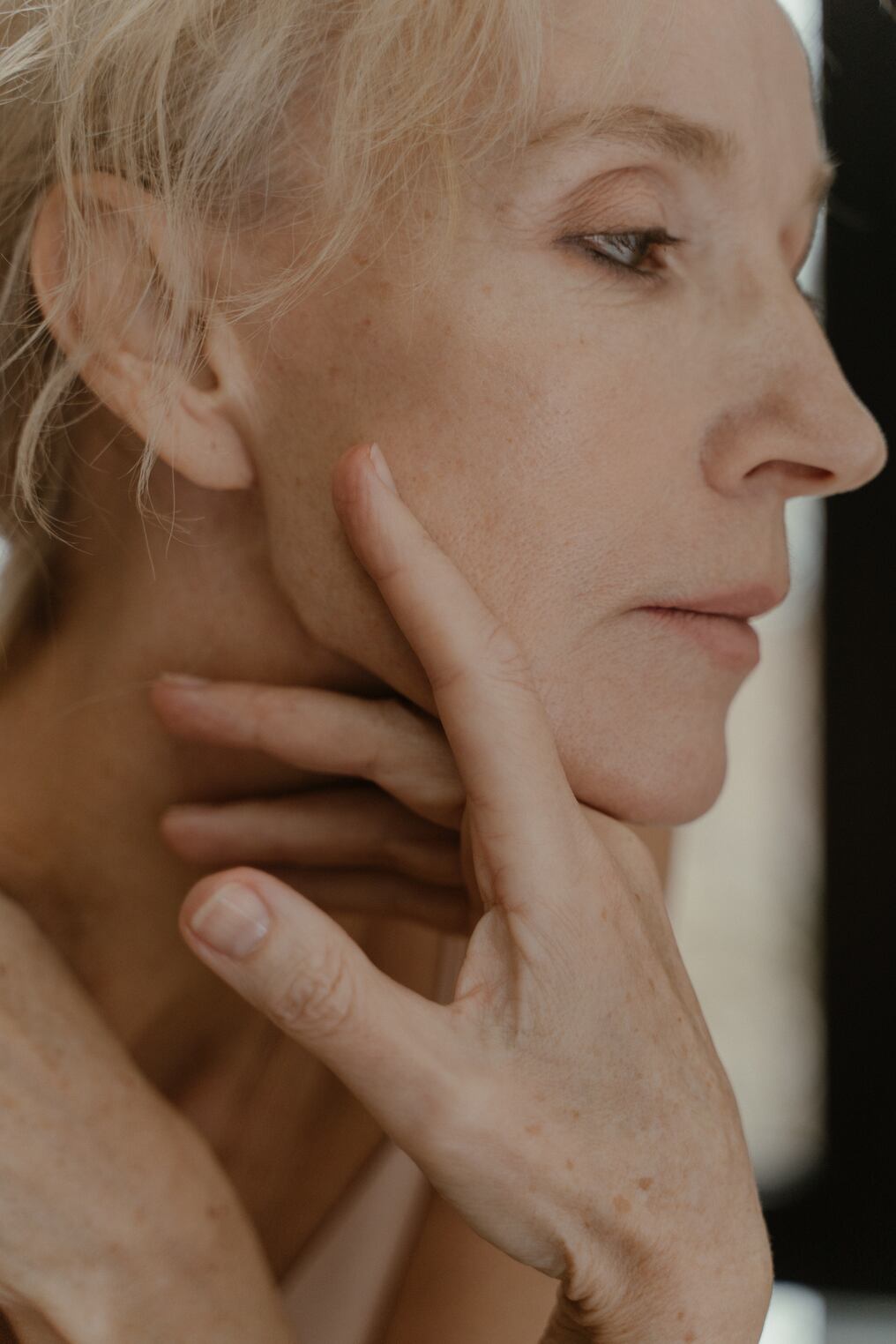 El paso del tiempo comienza a hacerse notar cuando las proteínas del cuerpo cambian y el colágeno disminuye. Foto: Pexels