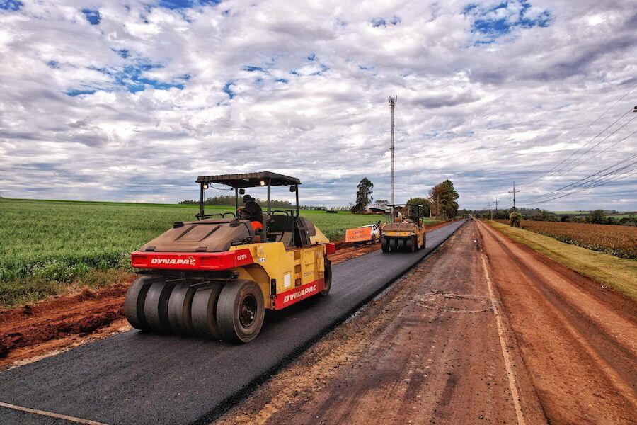 Los trabajos en este sector de la ruta D047 se concentran en elreciclado de la capa asfáltica existente.FOTO: GENTILEZA
