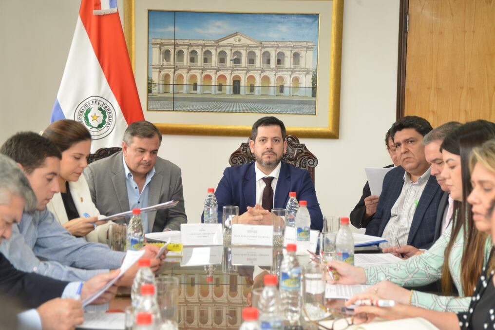 Raúl Latorre confirmó que solicitó a los líderes de bancadas conformar las comisiones que estarán analizando los pedidos de intervención de los distritos de Ñemby, Puerto Casado y Valenzuela. Foto: Gentileza