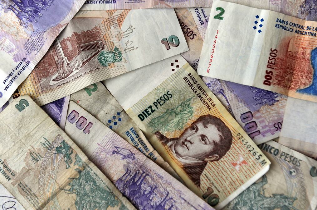Con este aumento, el salario mínimo pasará a 180.000 pesos argentinos en febrero y a 202.000 pesos en marzo. Foto: AFP