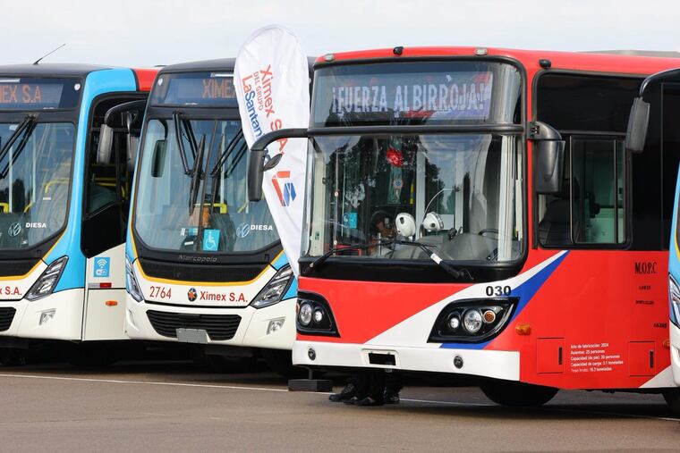 Gobierno celebra incorporación de 90 nuevos buses que fortalecen el sistema de transporte público. VÍA: MOPC