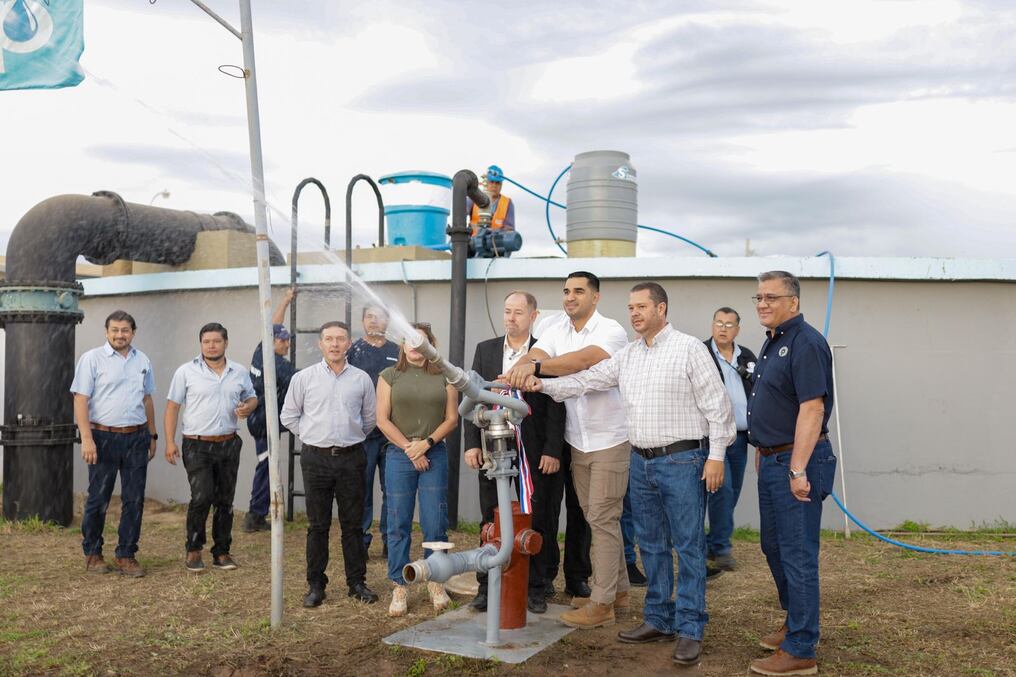 El gobernador de Boquerón, Harold Bergen, resaltó la reactivación del acueducto que llevará agua a varias localidades del Chaco paraguayo. Foto: Gentileza