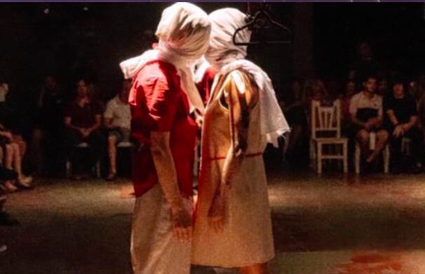 La obra, que cuenta con más de 30 actores en escena, presenta un lenguaje sutil y abstracto. Foto: Gentileza