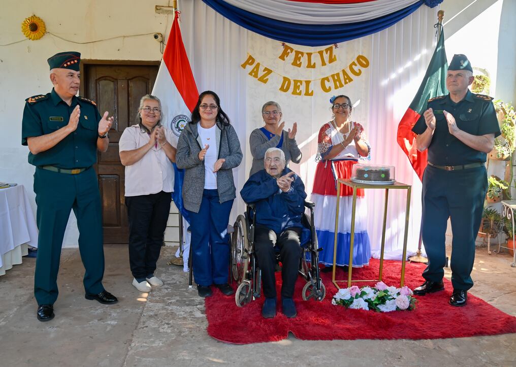 Don Canuto González recibió la visita del comandante del Ejército y del jefe del Estado Mayor del Ejército. Foto: Gentileza