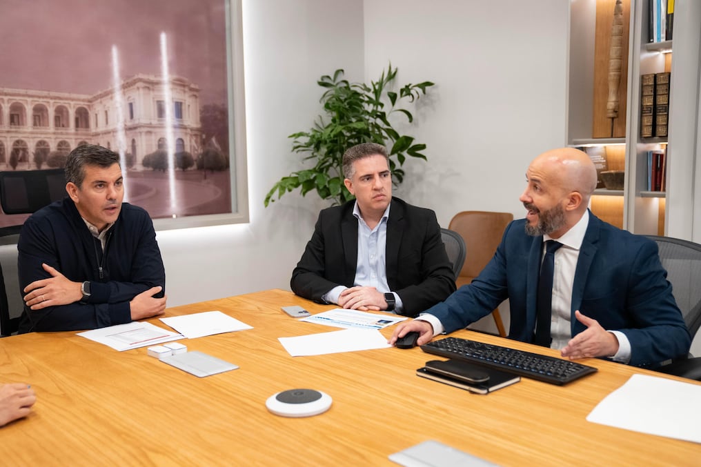 El rector de la UPTP, Jorge Duarte, brindó informes al presidente Santiago Peña sobre el llamado de licitación para la construcción de la sede universitaria. Foto: Gentileza