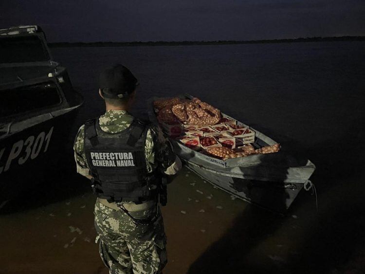 DNIT en conjunto con la Prefectura Naval incauta un cargamento sospechado como contrabando. Foto: Gentileza