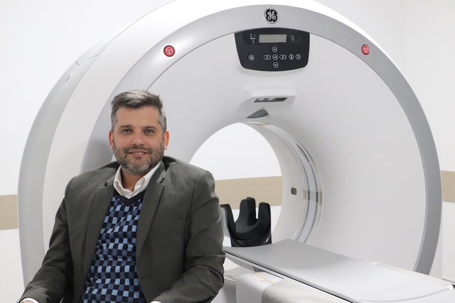 El Dr. Oxades Gamarra lleva adelante un proyecto de innovación que emplea IA para mejorar la precisión y rapidez en el diagnóstico de ACV