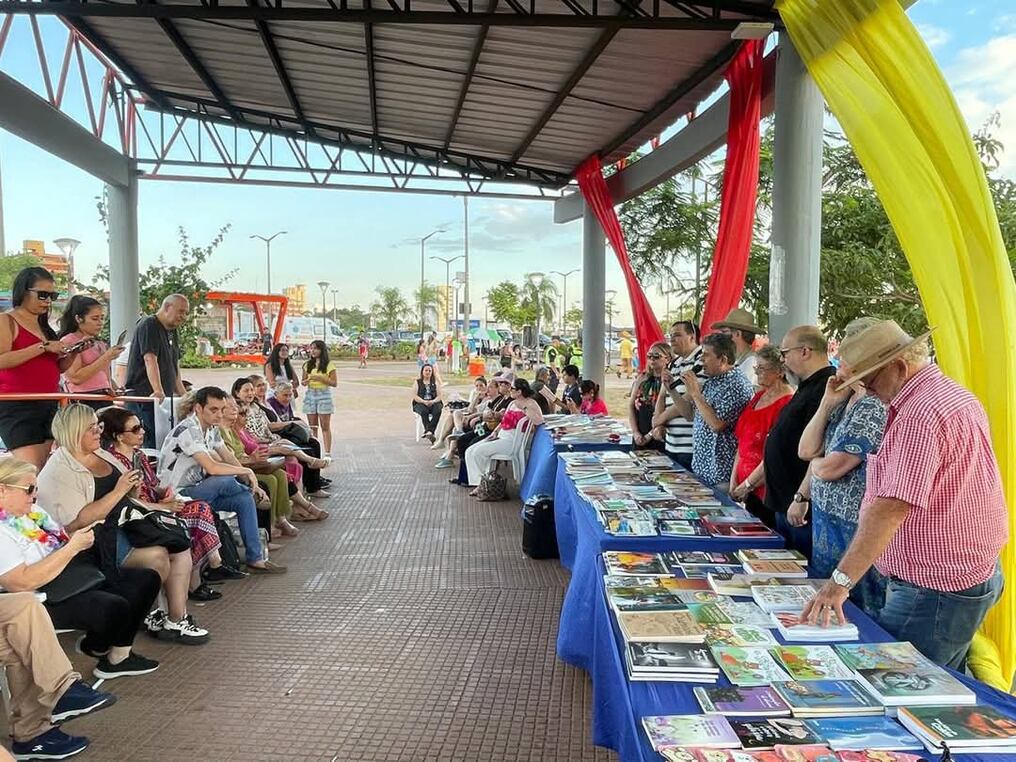 Escritores y artistas realizaron un encuentro innovador con lectores en la costanera de la capital de Itapúa. Foto: SEP