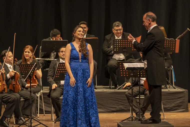 Alejandra Meza en un con concierto con OCMA. Foto: Gentileza