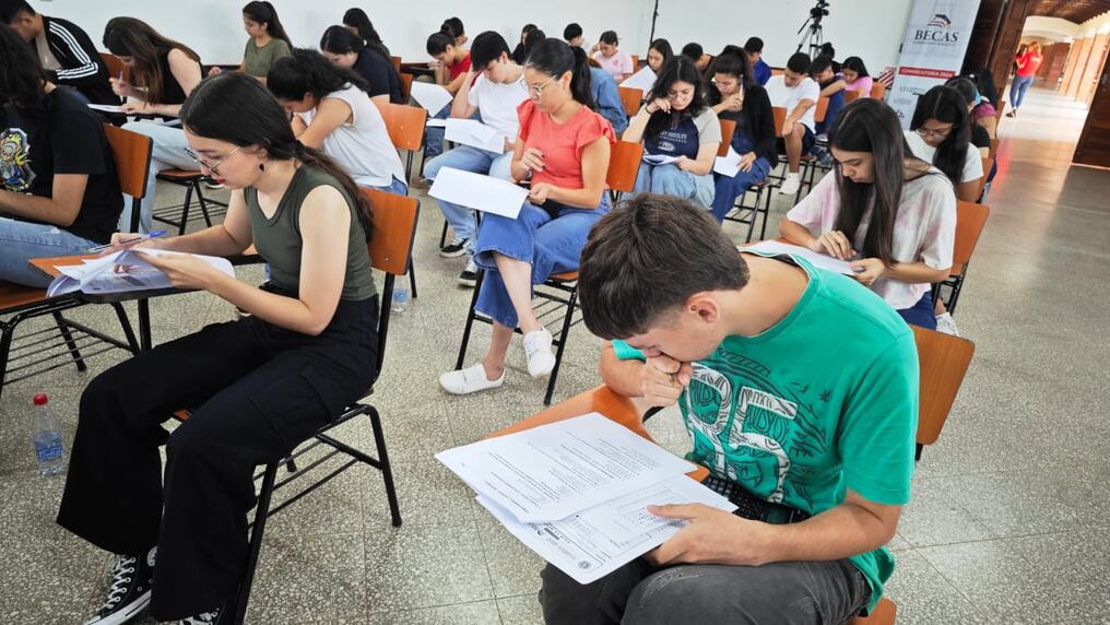 Jóvenes interesados en las 5.000 Becas del Gobierno del Paraguay tienen tiempo de postularse hasta las 23:59 de este vienes 3 de enero. Foto: Gentileza