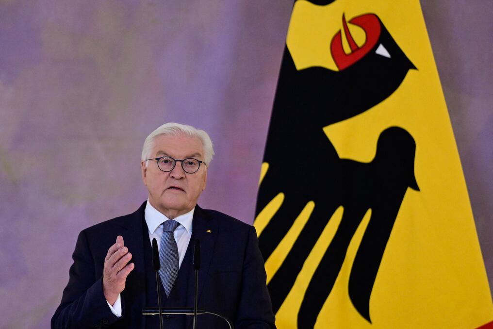 El mandatario Frank-Walter Steinmeier anunció su decisión de disolver el parlamento en el Palacio Bellevue de Berlín. Foto: John Macdougall/AFP