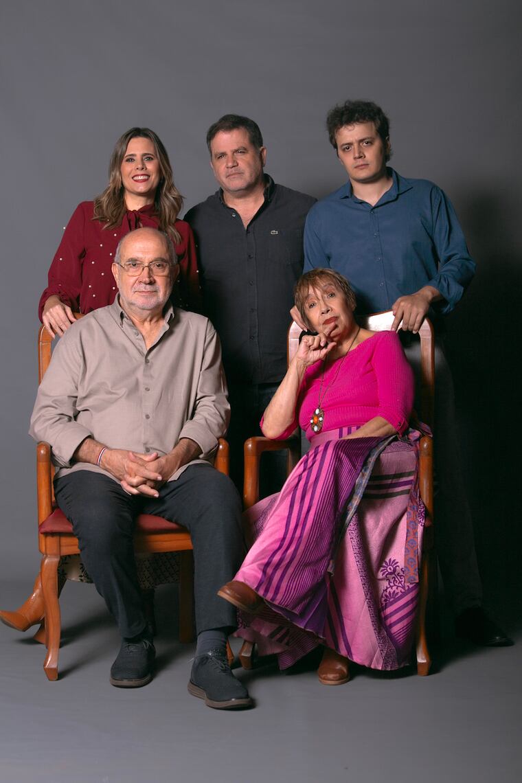 El elenco de “Duendes y sueños”, junto al director Pablo Ardissone. Foto: Gentileza