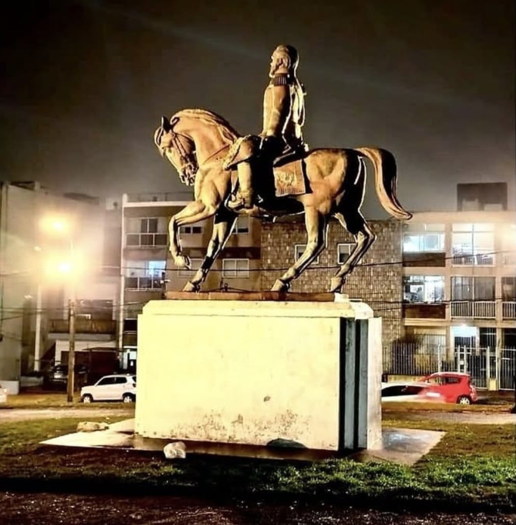 La Nación / Mejoran iluminación de estatua del mariscal López en Montevideo