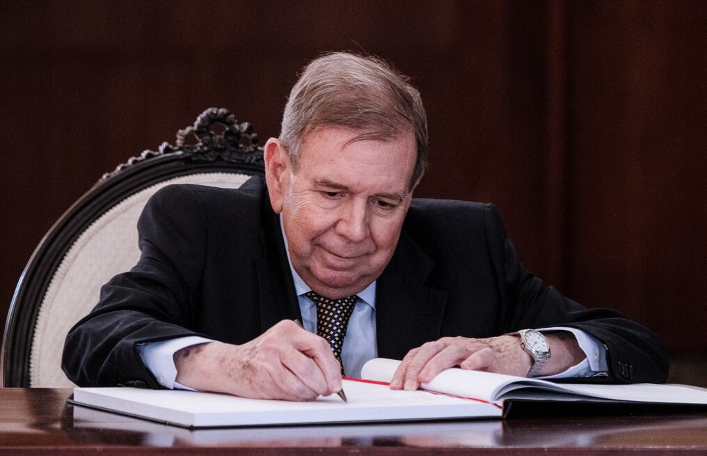 El líder opositor venezolano firma el libro de visitas en la casa presidencial en San José, Costa Rica, el 16 de enero de 2025. Foto: Ezequiel Becerra/AFP