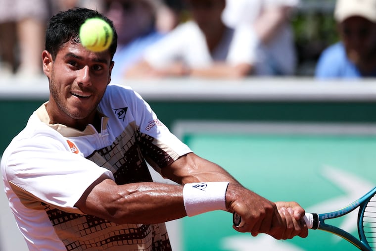 El paraguayo Adolfo Daniel Vallejo devuelve un revés al británico Cameron Norrie durante su partido individual masculino en la tercera jornada del torneo de tenis Roland-Garros en París, el 26 de mayo de 2026. (Foto de Alain JOCARD / AFP)