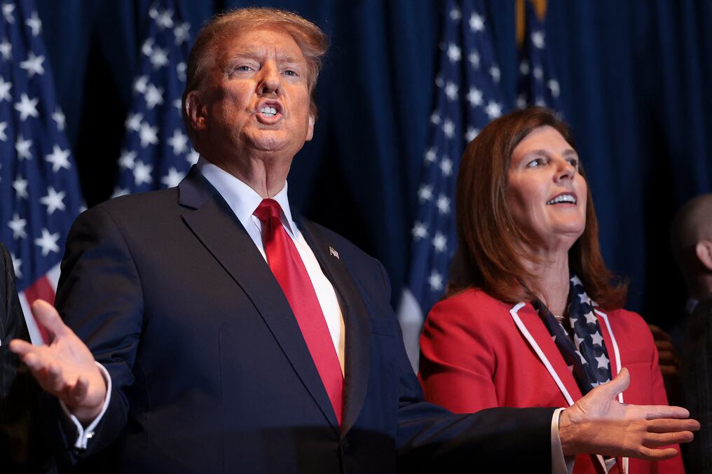 Donald Trump hace gestos a sus partidarios en una fiesta de vigilancia nocturna de las elecciones en Columbia. Foto: AFP