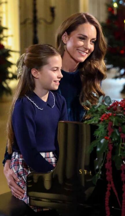 La princesa Catalina y su hija, Carlota, ejecutando el piano. Foto: Instagram - @princeandprincessofgales