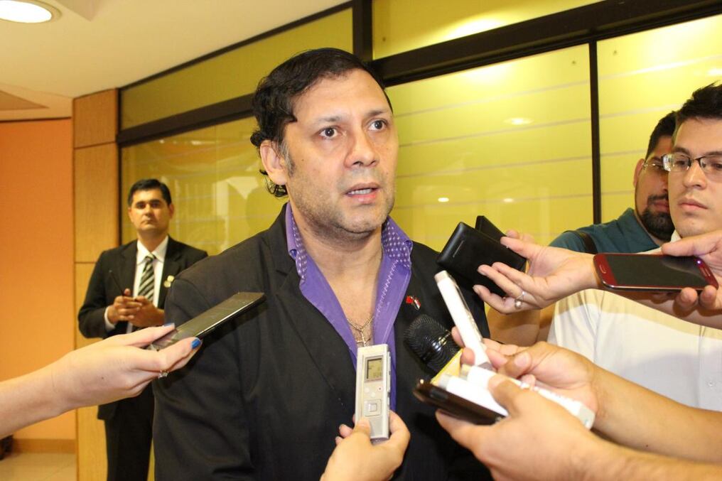 El exsenador Víctor Bogado sostuvo que el liberal Enrique Salyn Buzarquis debe ser expulsado de la Cámara Alta. Foto: Gentileza