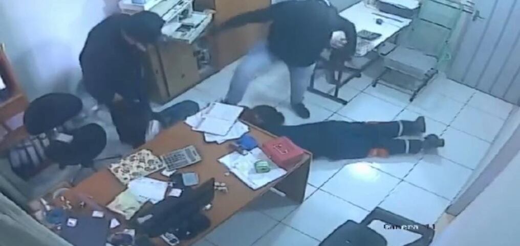 Durante el atraco, los hombres que estaban con las caras cubiertas, golpearon brutalmente a una de las trabajadoras y a otro empleado. Foto: Captura pantalla