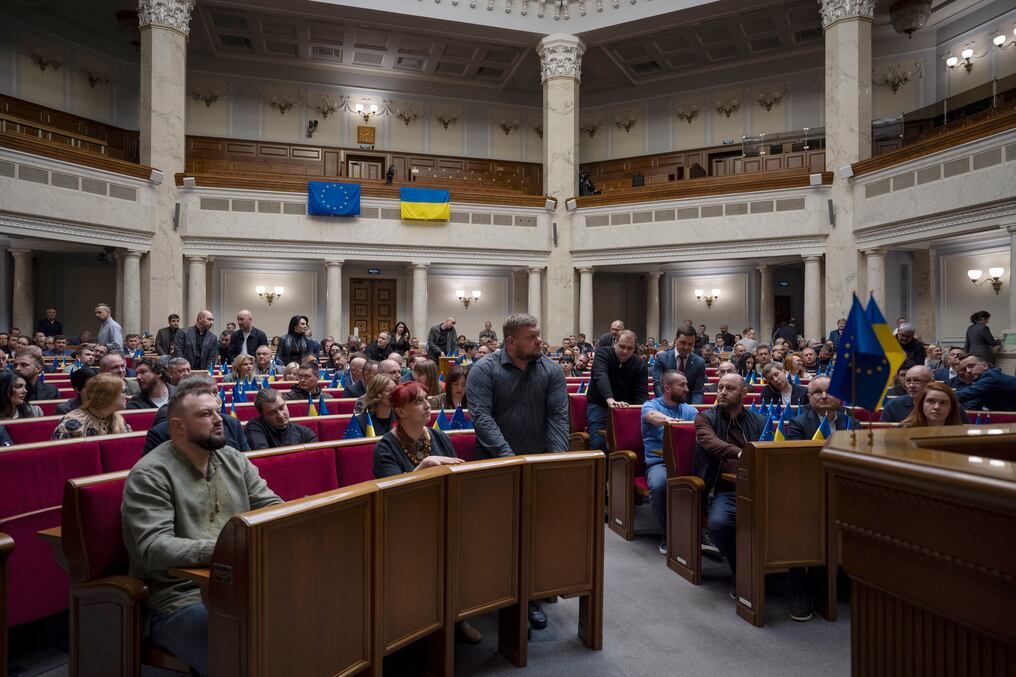 Los legisladores ucranianos votan para ratificar un histórico acuerdo firmado con Estados Unidos. Foto: Andrii Nesterenko/AFP
