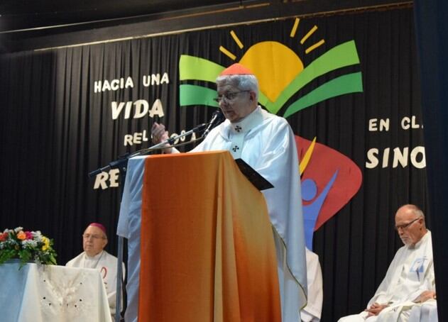El cardenal Adalberto Martínez exhortó a los religiosos a llevar una vida sencilla y a "renunciar al consumismo injustificado". Foto: Gentileza