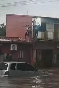 Vecinos del barrio Trinidad de Asunción tuvieron que romper el techo para rescatar a un niño cuya vivienda fue inundada. Foto: Captura de imagen