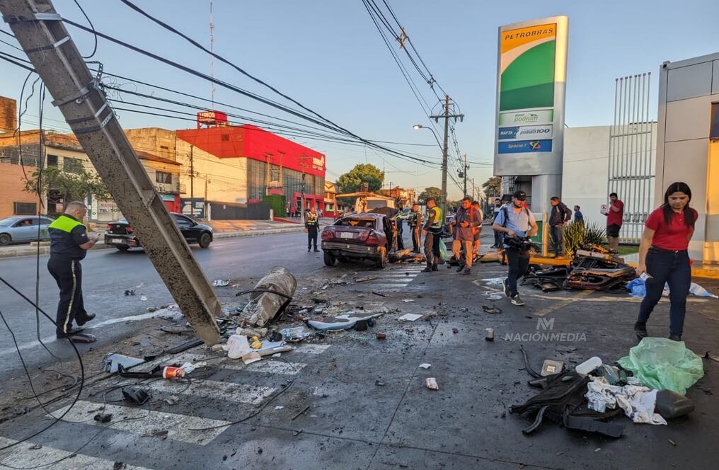 El automóvil de la marca Mercedes Benz quedó convertido en chatarra y con las piezas destartaladas y esparcidas a lo largo de varios metros, en el lugar del accidente. Foto: Robert Bourgoing/NM