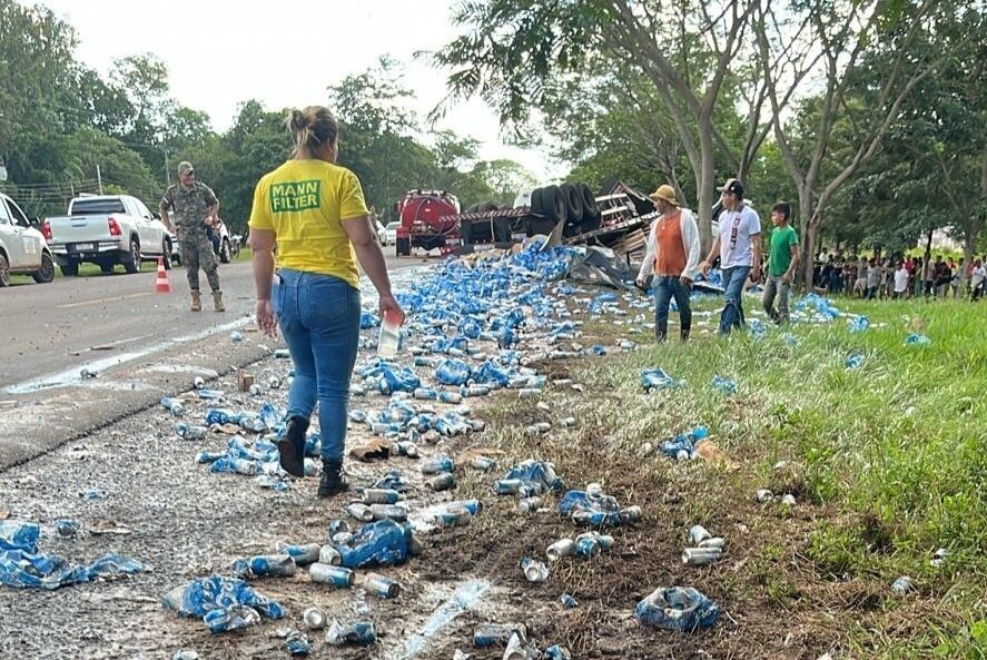 El vuelco de un tractocamión ocurrió ayer lunes en el kilómetro 177 de la Ruta PY05. Foto: @concepcionaldiapy