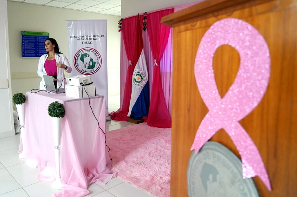 Las autoridades de la previsional lanzaron la campaña de Octubre Rosa a través del programa propio del centro médico. Foto: IPS