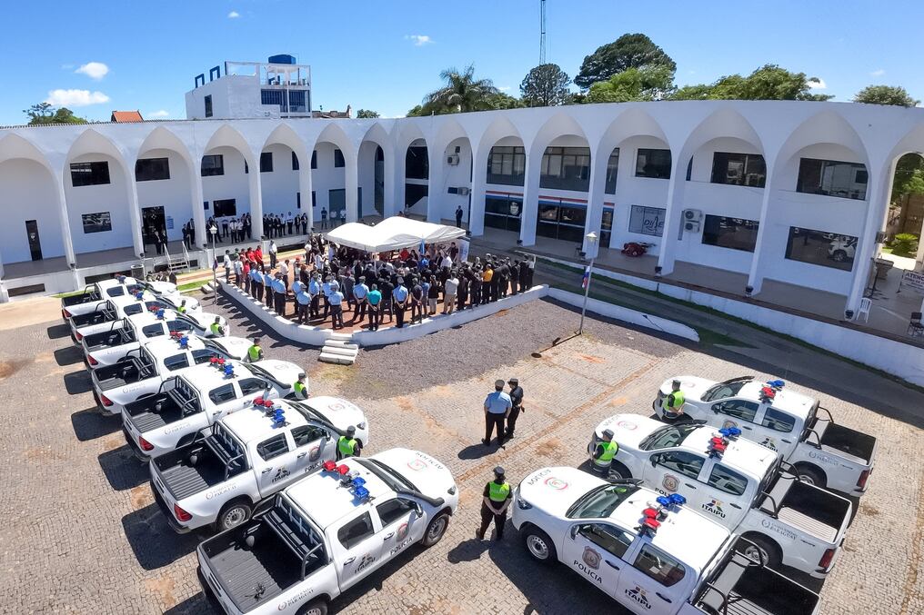 El gobernador del Guairá, César Sosa, enfatizó que con la entrega de nuevas patrullas ya no debe haber más excusas, porque debe haber efectividad y respuestas de parte de la Policía al requerimiento de la ciudadanía. Foto: Gentileza