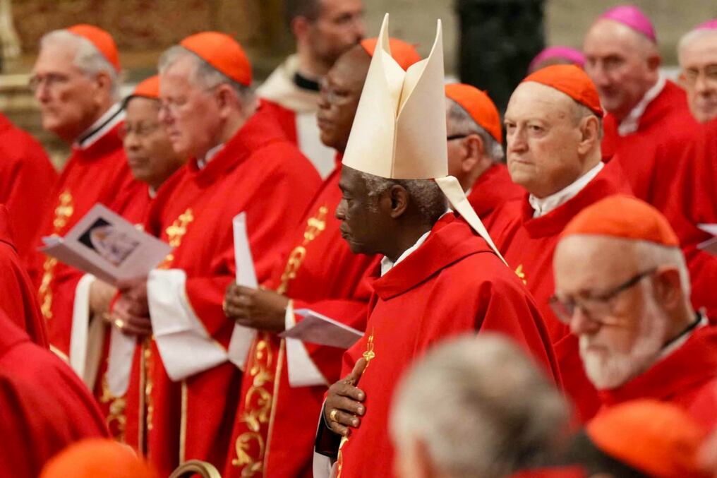 Un cardenal español y otro bosnio no podrán participar por motivos de salud, con lo que el total de purpurados con derecho voto cayó este martes a 133. Foto: AFP