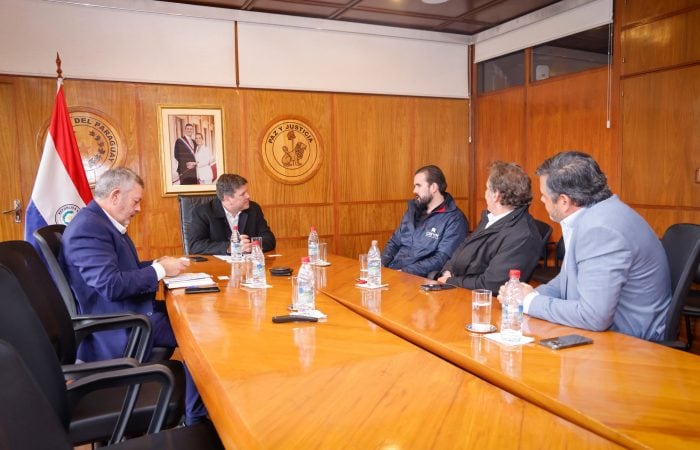 El presidente del Centro de Armadores Fluviales y Marítimos (Cafym), Bernd Gunther, y el nuevo titular de Hidrovías Do Brasil, Decio Amaral, visitaron al ministro Javier Giménez. Foto: Gentileza