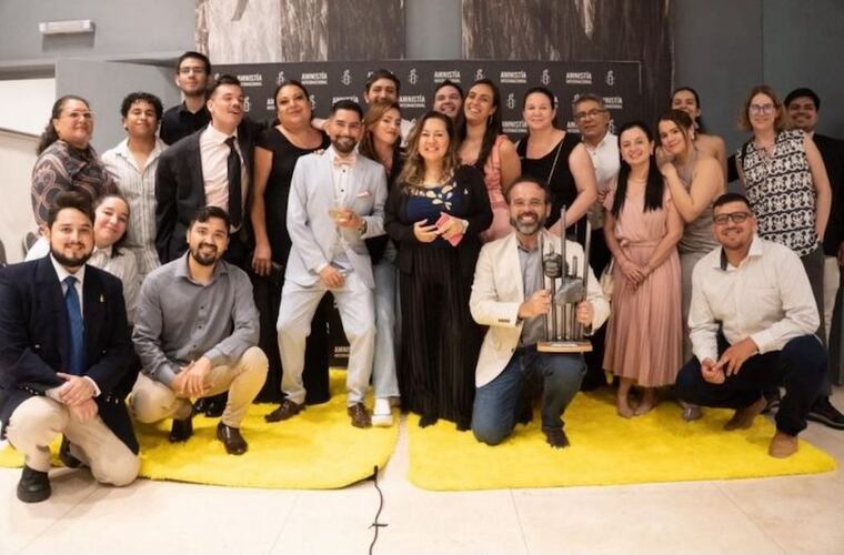 Parte del staff de Amnistía Internacional junto a invitadas e invitados. Foto: Gentileza / Amnistía Internacional