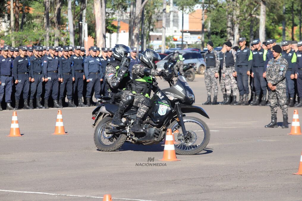 Los agentes del grupo Lince "se ganaron el prestigio y la consideración ciudadana, son héroes reales”, dijo el ministro Enrique Riera. Foto: Atilio Fernández