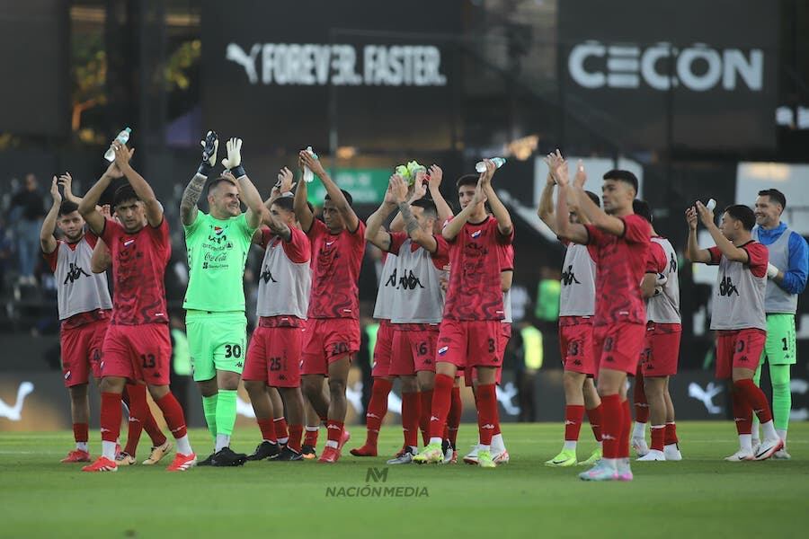 Jugadores de Nacional festejan el triunfo en la Huerta al final del partido. Foto: Mariana Díaz