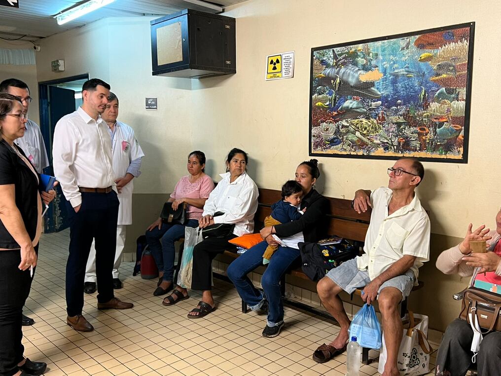 El viceministro Olmedo conversó con los pacientes del centro asistencial. Foto: Gentileza.