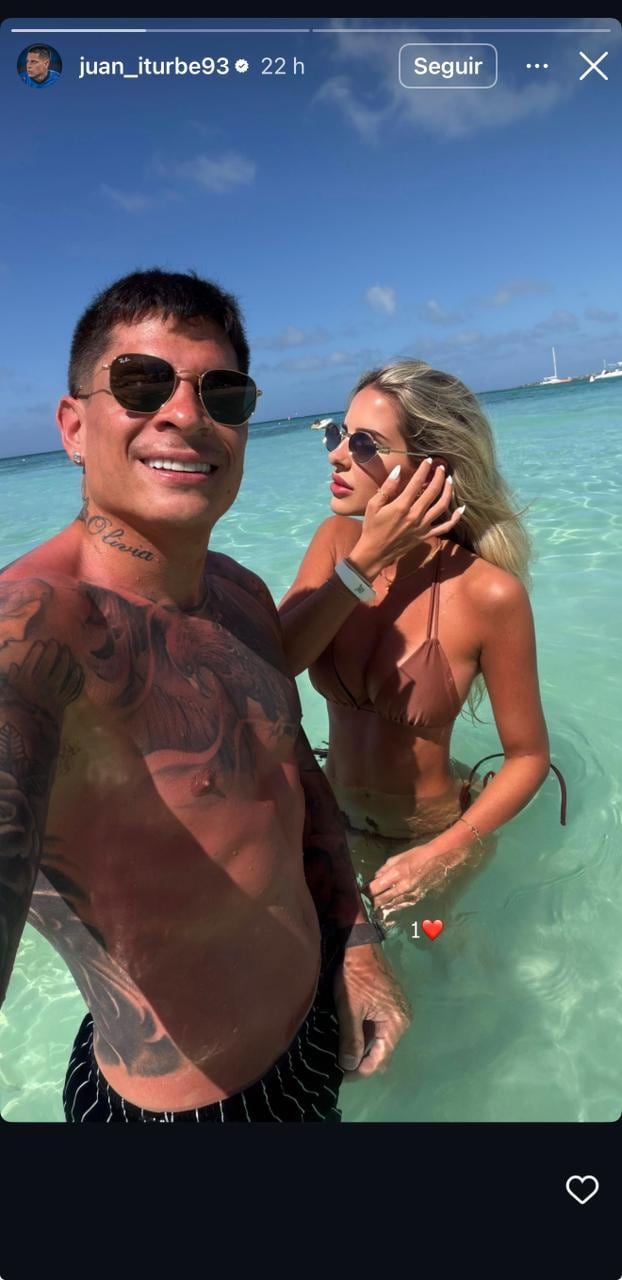 Captura de historia de Juan Manuel Iturbe y FIamma Costanzo, en el mar.