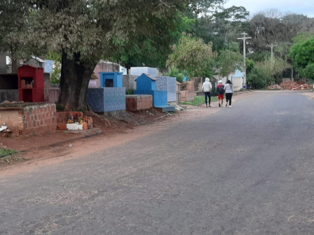 Cada vez hay menos espacio para que los peatones circulen y lo deben hacer sobre la capa asfáltica exponiéndose al peligro. Foto: Gentileza