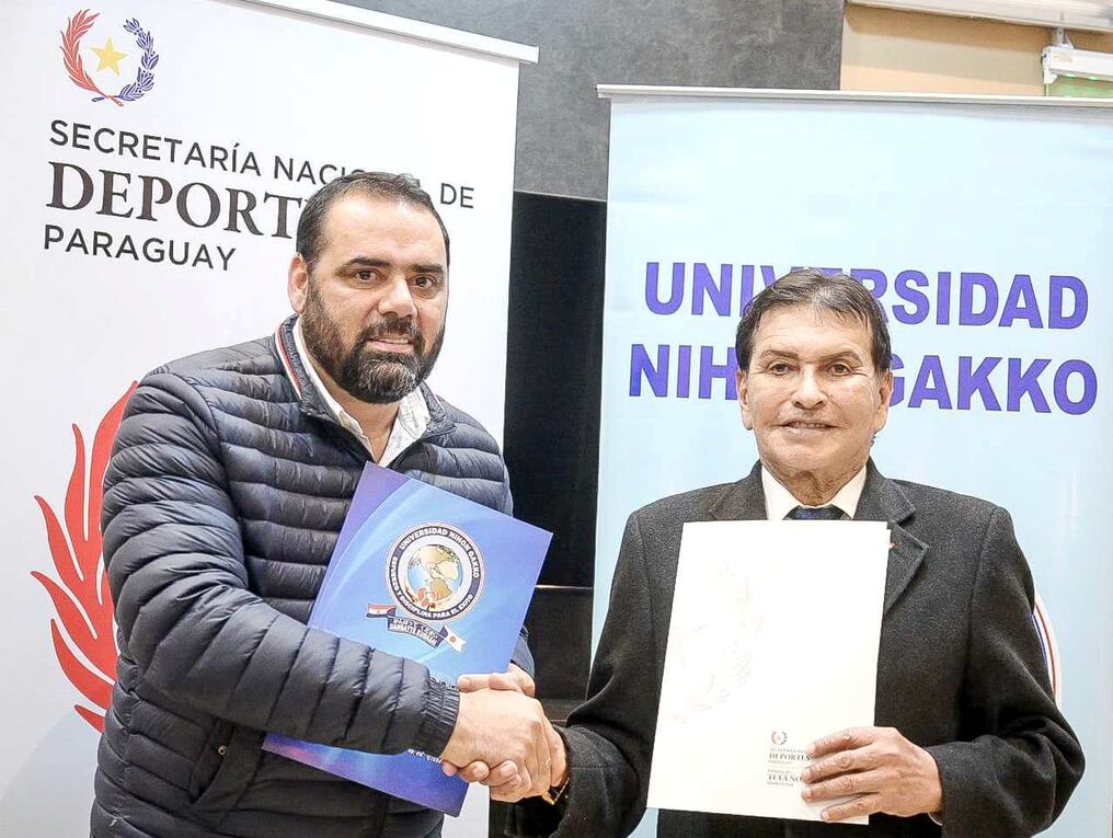 Ministro de Deportes, César Ramírez, y el rector de Nihon Gakko, Dionisio Ortega, tras firma de alianza. Foto: Gentileza
