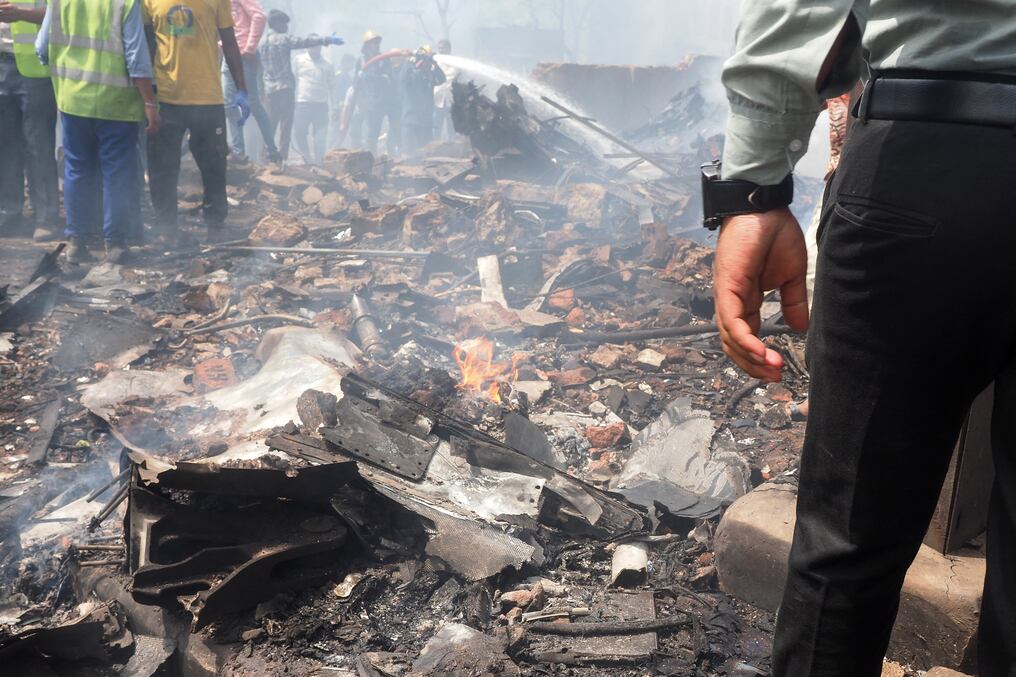 Una persona sobrevivió al accidente del Boeing 787 de Air India con destino Londres, que se estrelló este jueves con 242 personas a bordo tras haber despegado del aeropuerto de Ahmedabad, en India. Foto: AFP