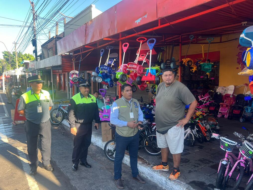 La Policía Nacional, la Policía Municipal de Tránsito (PMT) y la Policía Municipal de Vigilancia coordinan los trabajos para garantizar buena venta a los comerciantes y llevar alegría a los niños paraguayos por el Día de los Reyes Magos. Foto: Gentileza