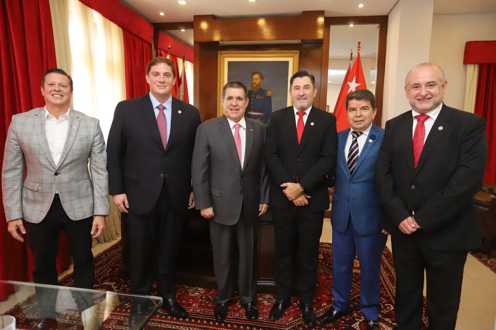 Presidentes de seccionales de Asunción se comprometieron a buscar lo más que se pueda el consenso y la unidad para asegurar una victoria contundente en las Municipales 2026. Foto: Gentileza