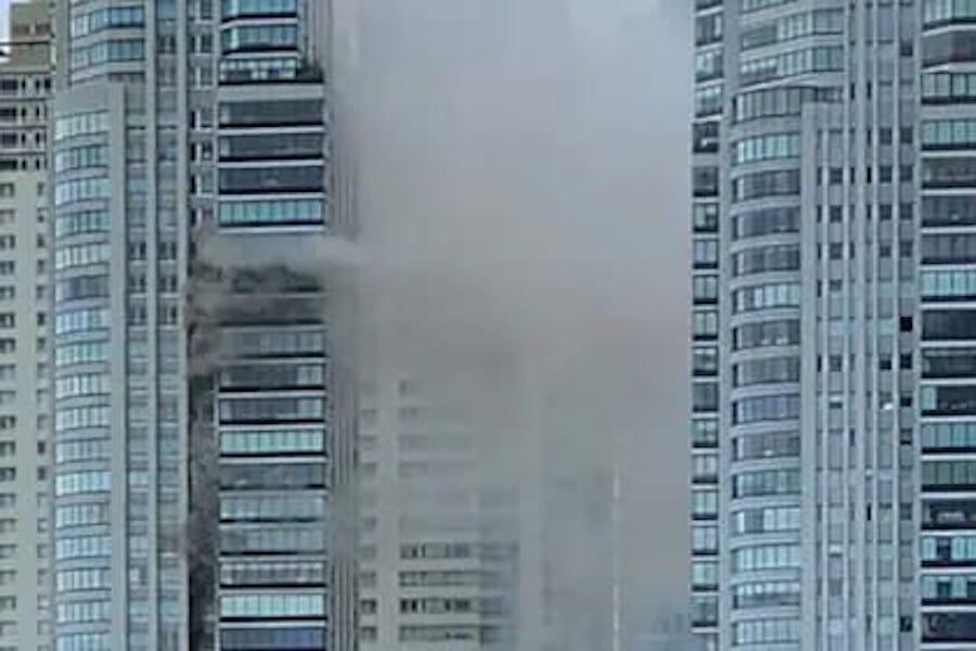 Al menos son 100 los evacuados por el incendio en una torre de 50 pisos en la zona de Puerto Madero, de Buenos Aires. Foto: Captura de video
