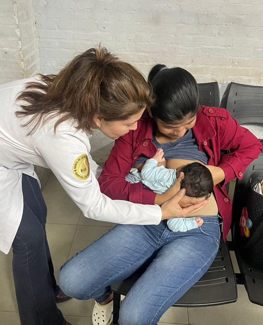 El personal de salud que trabaja con el Banco de Leche del Hospital Los Ángeles, también ayuda a que las madres logren amamantar a sus bebés, con indicaciones que ayuden a sacar la leche. Foto: Gentileza