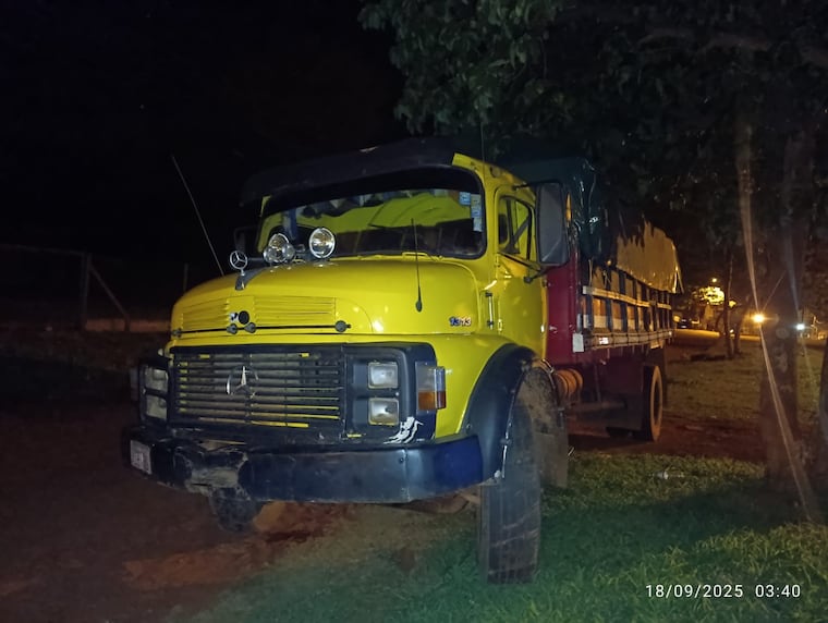 El camión incautado durante el procedimiento.